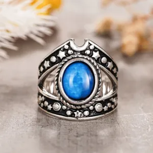 Detalle de anillo vintage luna y estrella estilo punk plateado antiguo con piedra azul.