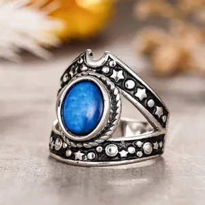 Anillo punk de estrella y luna vintage para mujer, primer plano detallado de la joya antigua única.