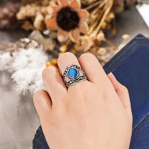 Primer plano de anillo punk vintage estrella luna, joya estilo antiguo piedra azul.