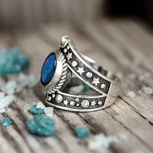 Primer plano detalle anillo vintage plata estrella luna con piedra azul joya mujer.