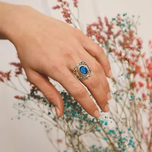 Detalle de anillo ancho vintage estrella luna, joya de estilo punk retro piedra azul.