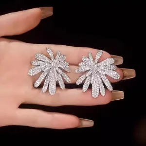 Glitzernde Zirkonia Feuerwerk Ohrstecker fuer Damen, mikrogepflasterter Luxus Party Schmuck.