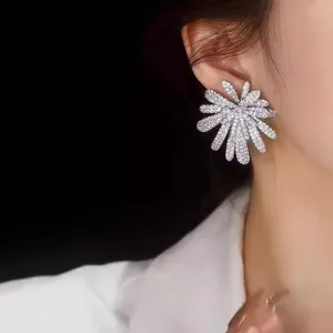 Nahaufnahme glitzernder Zirkon-Feuerwerk-Ohrstecker, detailreiches Mikro-Pavé-Design.