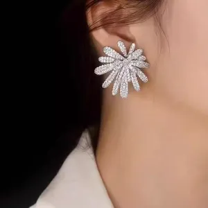 Glänzende Zirkonia Feuerwerk Ohrstecker Nahaufnahme, funkelnder Kristallschmuck für Abendparty.