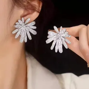 Glitzernde Zirkonia Feuerwerk Blumen Ohrstecker für elegante Abendpartys und schicke Looks.