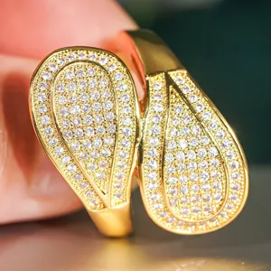 Anello Aperto Con Doppia Goccia Pavè Di Zirconi Dorati Gioiello Elegante E Luminoso