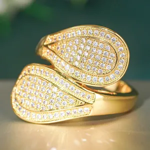 Dettaglio in primo piano dell'anello serpente in oro con zirconi cubici scintillanti.