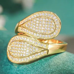 Anello doppio goccia in zircone pavé dorato, gioielli eleganti e luminosi per le donne.