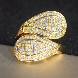Primo piano dettagliato del lussuoso anello dorato con zirconi pavé ed eccezionale luce.