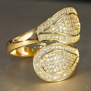Splendido anello placcato in oro con pavé di zirconi da donna, gioiello statement scintillante.
