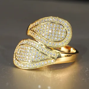 Primo piano dettagliato dell'anello goccia zircone dorato scintillante gioiello lusso.