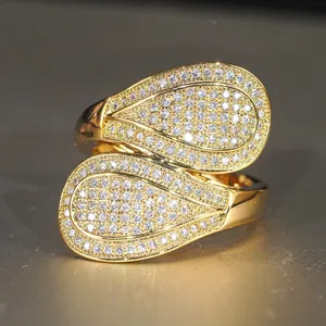 Anello dorato intrecciato con zirconi brillanti, design a goccia elegante da donna.