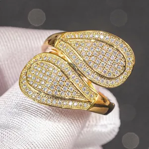 Anello dorato con zirconi a goccia vista ravvicinata dettaglio, eleganti gioielli donna
