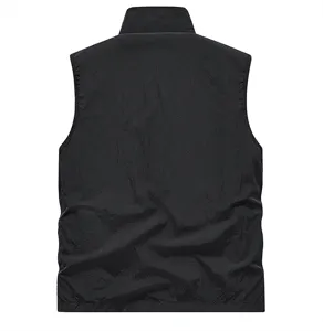 Dettaglio vista posteriore del tessuto del gilet casual nero leggero da uomo ad asciugatura.
