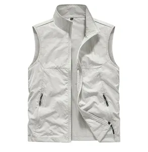 Vista ravvicinata del gilet leggero da uomo con tasche multiple e robusta chiusura a cerniera lampo.