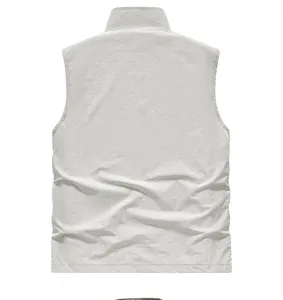 Dettaglio vista posteriore gilet casual uomo, leggero smanicato da fotografia.