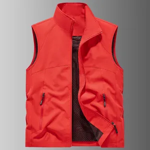 Chaleco sin mangas de secado rápido para hombre al aire libre con cuello alto y bolsillos.