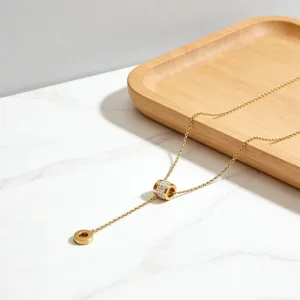 Gouden roestvrijstalen Y ketting met strass cilinder hanger en kwastje detail voor vrouwen.
