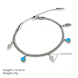 Primo piano del bracciale doppio in acciaio inossidabile con occhi e ciondoli a foglia.