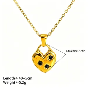Détail du collier pendentif cœur doré, avec un design de cadenas et des étoiles en cristal.
