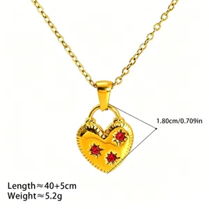 Vue détaillée du collier pendentif cœur doré avec des cristaux rouges en acier inoxydable.