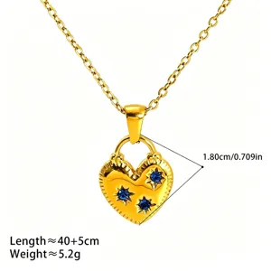 Vue détaillée du collier pendentif cœur doré avec des accents d'étoiles en cristal bleu scintillant.