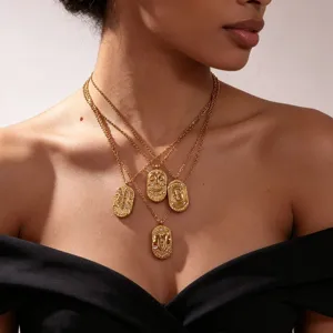 Détail en gros plan des magnifiques colliers pendentifs zodiaque multicouches en or.