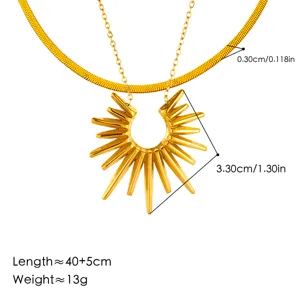 Collar de doble capa de acero inoxidable bañado en oro con colgante de sol y detalles.