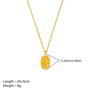 Détail du collier avec pendentif zodiaque Taureau gravé et pierres scintillantes aux coins.