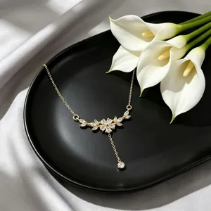 Elegante collar de corbata Y de acero inoxidable dorado con pedrería y flores joyería.