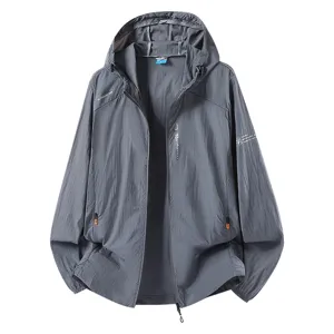 Veste de protection solaire extérieure légère pour homme capuche mince respirante.