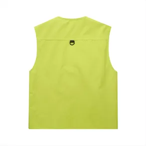 Dettaglio gilet da lavoro verde da esterno con design posteriore e anello a D per appendere attrezzi.