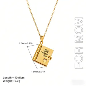 Colgante de collar de libro de acero inoxidable dorado para mamá con grabado de corazón y texto.