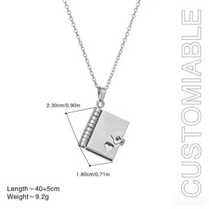 Detalle de collar con colgante de libro de acero inoxidable y dimensiones precisas.