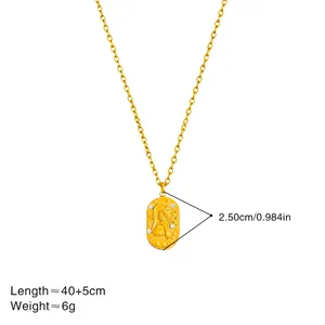 Détails du pendentif zodiaque Lion en acier inoxydable plaqué or avec strass brillants.