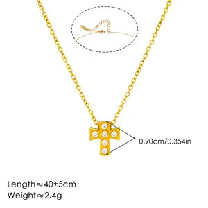 Vista detallada del collar con colgante de cruz de circonita con cadena dorada y medidas.
