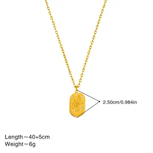 Gros plan pendentif collier zodiaque, acier inoxydable plaqué or 18k avec de superbes détails brillants.