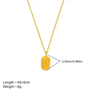 Gros plan détaillé du collier pendentif zodiaque plaqué or avec de superbes cristaux scintillants.