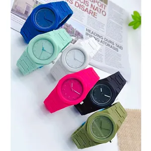 Set di orologi al quarzo con cinturino in silicone colorato, orologio stile dopamina per uomo e donna.
