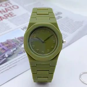 Orologio al quarzo in silicone verde con lunetta ottagonale e cinturino integrato trendy.