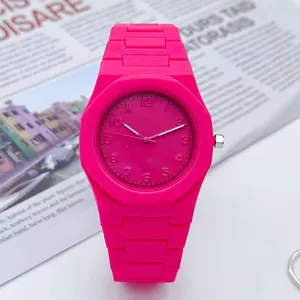 Vivace orologio da polso al quarzo rosa vivido con lunetta ottagonale e cifre chiare.