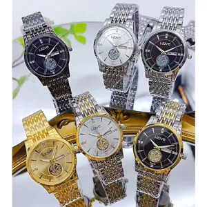 Vue détaillée des montres-bracelets à quartz WOVE avec bracelets en métal et cadrans variés.