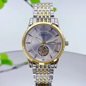 Gros plan détaillé d'une montre bracelet quartz bicolore or et argent avec bracelet en métal.