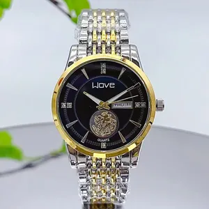 Détail montre quartz homme avec lunette dorée, cadran noir et bracelet en métal élégant.