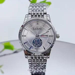 Détail de montre à quartz argentée avec cadran clair, affichage de date et bracelet en métal.