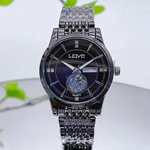 Montre quartz homme avec cadran noir, bracelet en métal, affichage de la date et design élégant.
