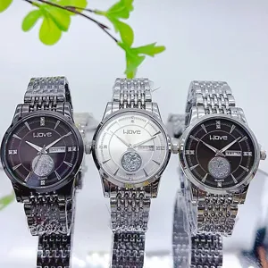 Vue détaillée de la montre quartz homme WOve avec bracelet en maille métallique et cadran.