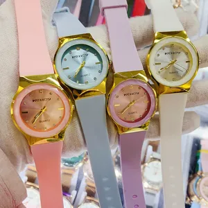 Montre quartz pour femme minimaliste vintage avec bracelet en silicone et design élégant.