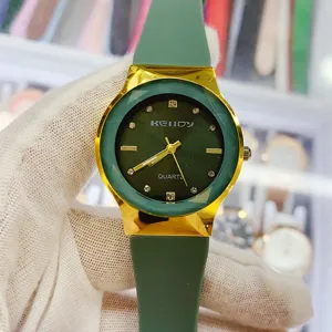 Vue détaillée de montre quartz pour femme avec bracelet silicone vert et lunette dorée facettée.
