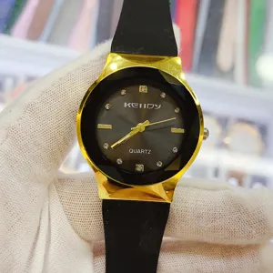 Vue détaillée d'une montre pour femme avec bracelet en silicone noir et lunette dorée.